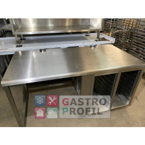 Arbeitstisch 175x88x92cm mit Zapfen für Rational SCC und 16 Einschüben GN 1/1